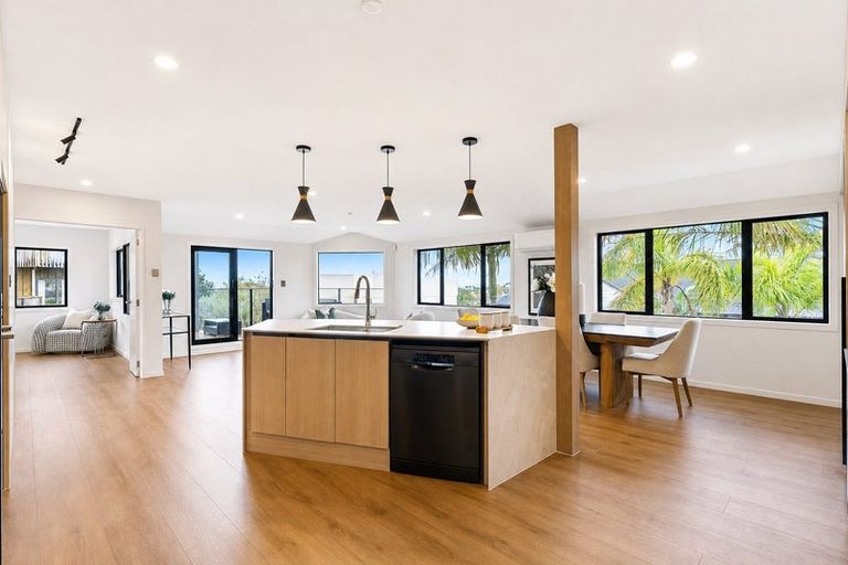 Photo of property in 1/47 Deep Creek Road, Waiake, Auckland, 0630