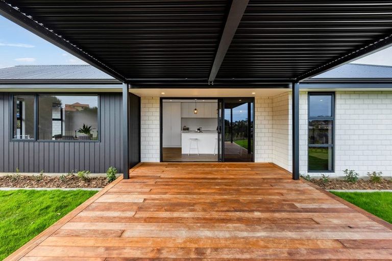 Photo of property in 8 Ponga Place, Highlands Park, New Plymouth, 4312