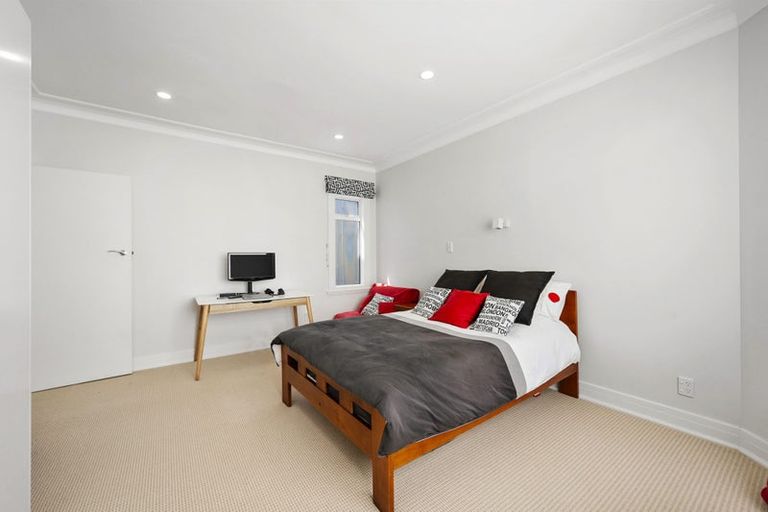 Photo of property in 90 Oriental Parade, Oriental Bay, Wellington, 6011