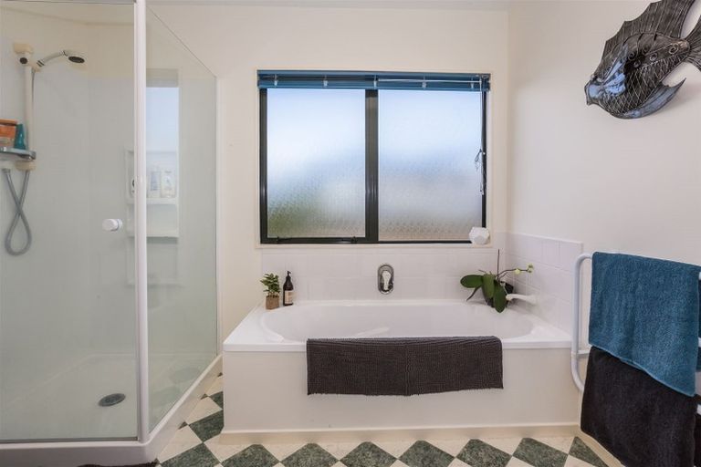 Photo of property in 22 Lanyon Place, Whitby, Porirua, 5024