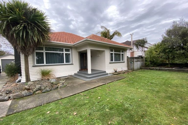 Photo of property in 27 Pahiatua Street, Hokowhitu, Palmerston North, 4410