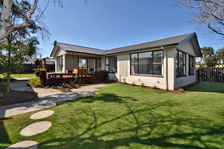 Photo of property in 445 Mairehau Road, Parklands, Christchurch, 8083
