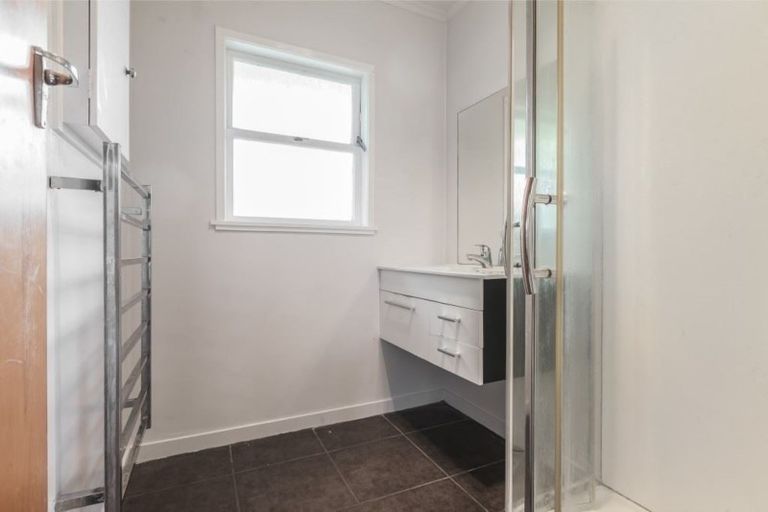 Photo of property in 2/18 Shakespeare Road, Milford, Auckland, 0620