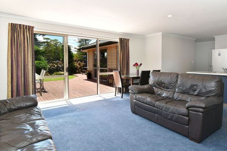 Photo of property in 18 Aitkenhead Court, Parakai, 0830