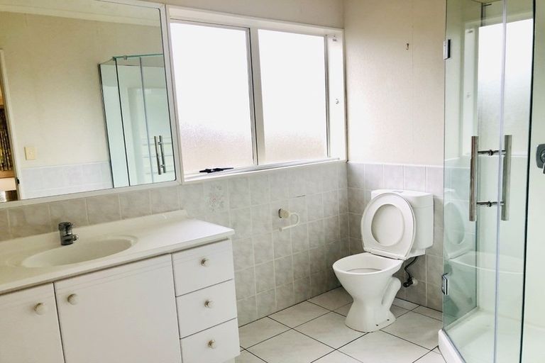 Photo of property in 1 Arrathorne Place, Northpark, Auckland, 2013