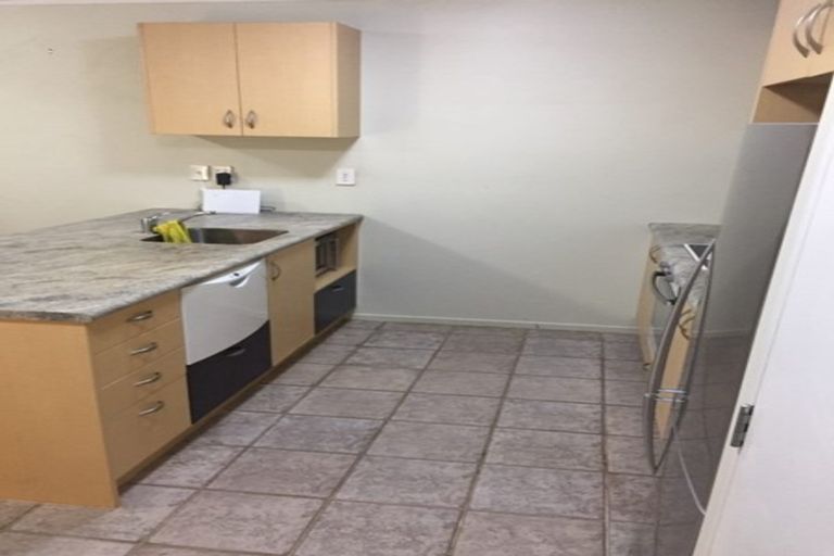 Photo of property in 2i/20 Ian Marwick Place, Birkenhead, Auckland, 0626