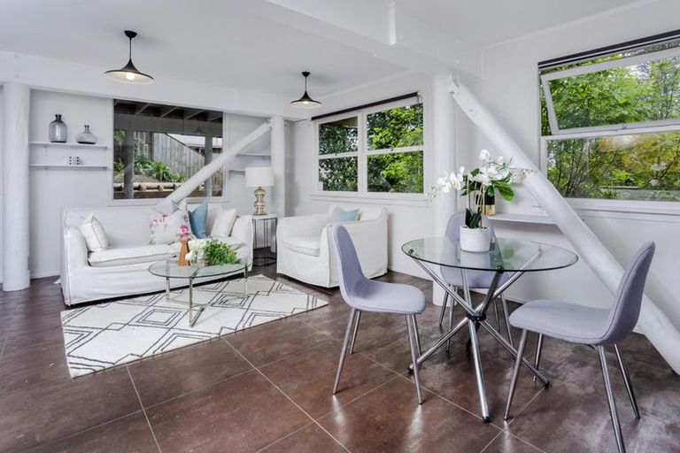 Photo of property in 16 West Glade Crescent, Birkenhead, Auckland, 0626