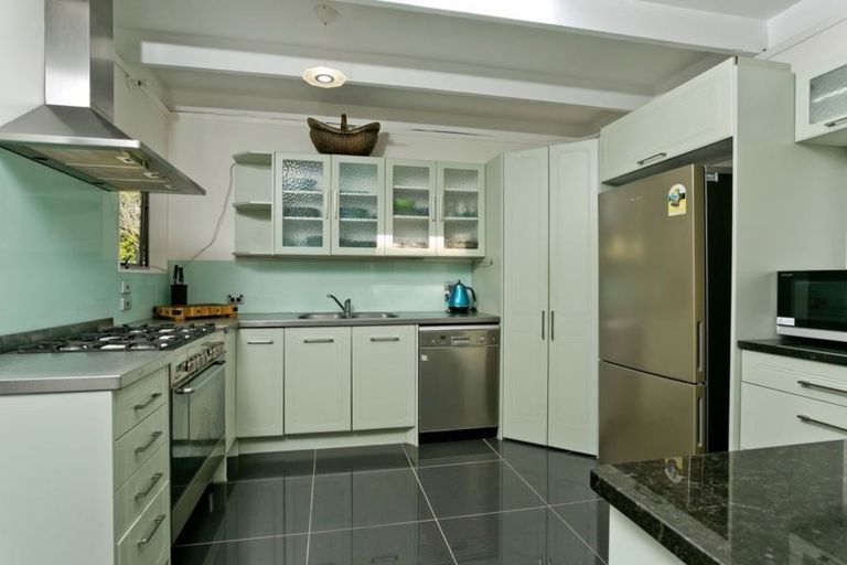 Photo of property in 8 Longwood Place, Forrest Hill, Auckland, 0620