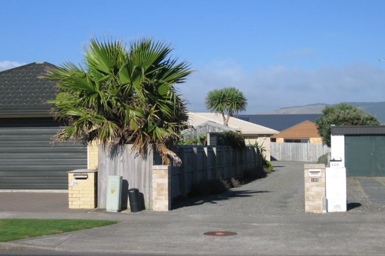 Photo of property in 128 Field Way, Waikanae Beach, Waikanae, 5036