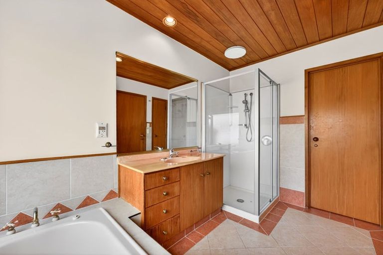 Photo of property in 2/50 Masterton Road, Rothesay Bay, Auckland, 0630