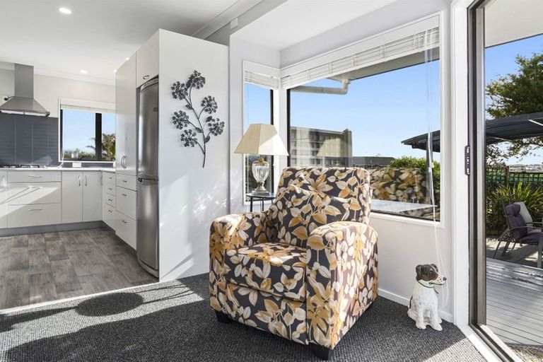 Photo of property in 2 Tinopai Drive, Omokoroa, 3114