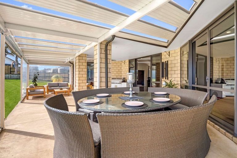 Photo of property in 8 Meadowview Close, Waiuku, 2123