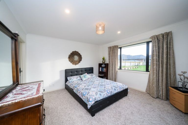 Photo of property in 19 Monaco Grove, Fitzherbert, Palmerston North, 4410