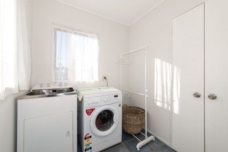 Photo of property in 92 Manhattan Heights, Glendene, Auckland, 0602