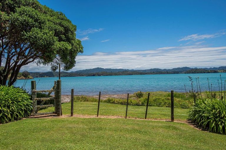 Photo of property in 950 Whangaruru Road North, Whangaruru, Russell, 0184