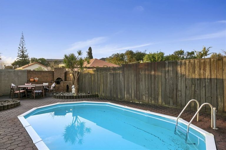 Photo of property in 25 Cyclarama Crescent, Massey, Auckland, 0614