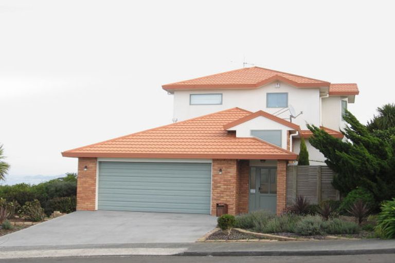 Photo of property in 22 Bennett Grove, Newlands, Wellington, 6037