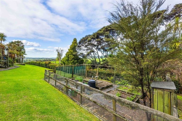 Photo of property in 185 Red Hills Road, Massey, Henderson, 0782