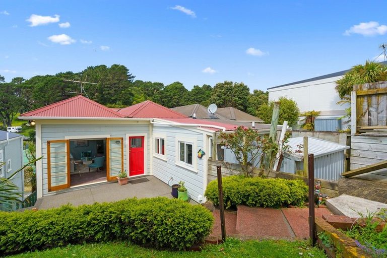 Photo of property in 36 Edinburgh Terrace, Berhampore, Wellington, 6023