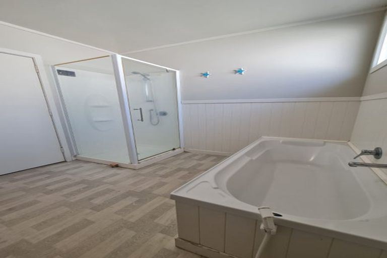 Photo of property in 39 Sunnyside Road, Sunnyvale, Auckland, 0612