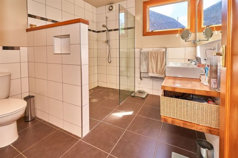 Photo of property in 355 Turitea Road, Turitea, Palmerston North, 4472