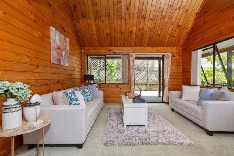 Photo of property in 2/62 Hillcrest Avenue, Hillcrest, Auckland, 0627