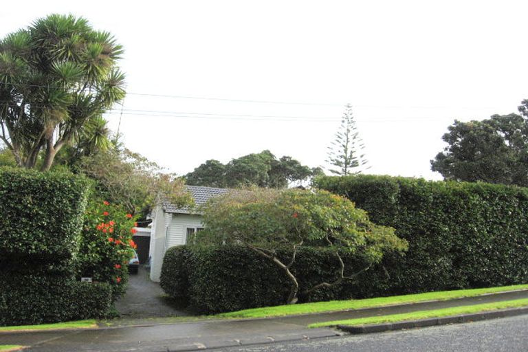Photo of property in 10 Marine Parade, Mellons Bay, Auckland, 2014