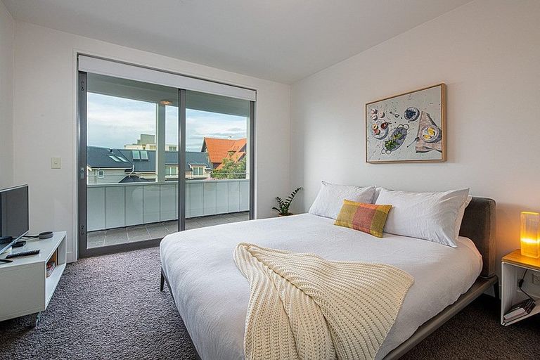 Photo of property in 33a Stanley Point Road, Stanley Point, Auckland, 0624
