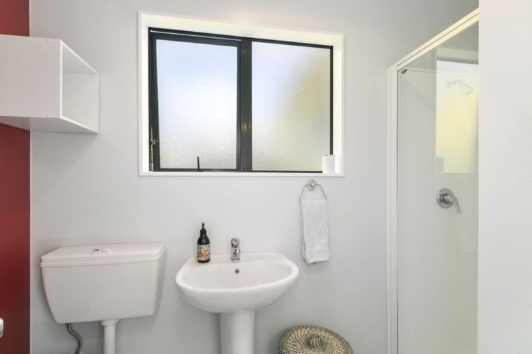 Photo of property in 41 Pukatea Street, Eastbourne, Lower Hutt, 5013