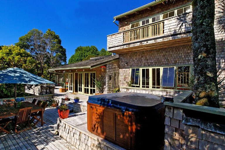 Photo of property in 40b Staincross Street, Green Bay, Auckland, 0604