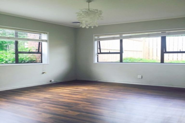 Photo of property in 4 Landsberg Way, Windsor Park, Auckland, 0632