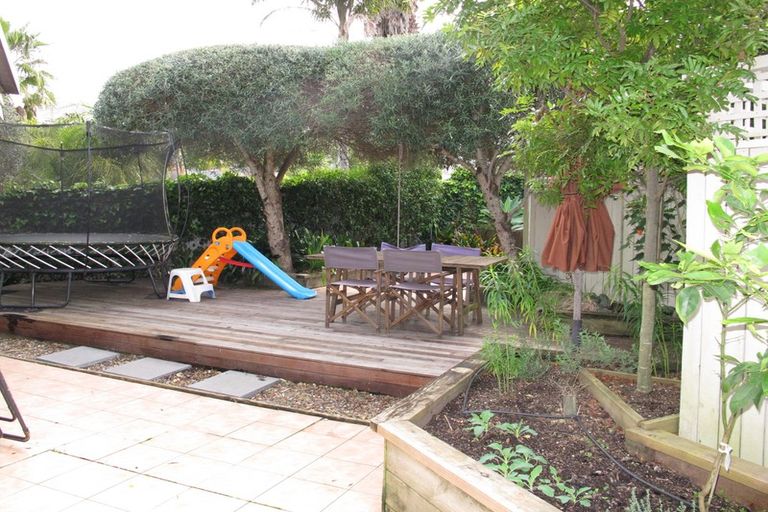 Photo of property in 1/15 Wilding Avenue, Northcote Point, Auckland, 0627