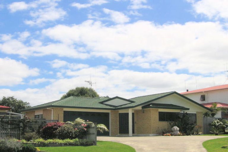 Photo of property in 17 Hereford Place, Waihi Beach, 3611