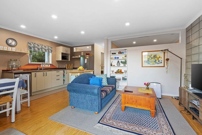 Photo of property in 127 Whangaparaoa Road, Red Beach, 0932