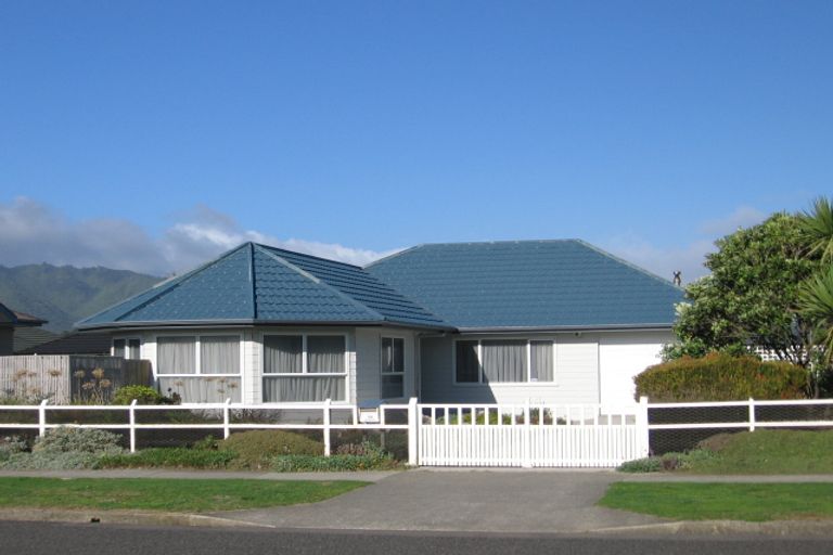 Photo of property in 130 Field Way, Waikanae Beach, Waikanae, 5036