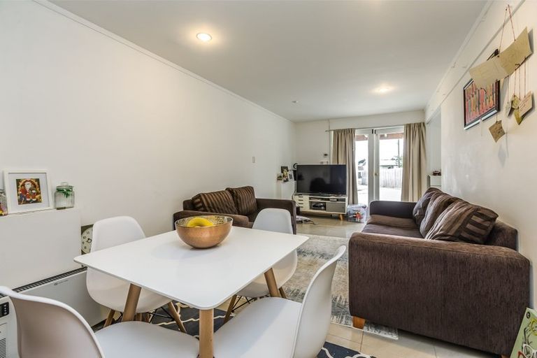 Photo of property in 15 Sunnyfield Crescent, Glenfield, Auckland, 0629