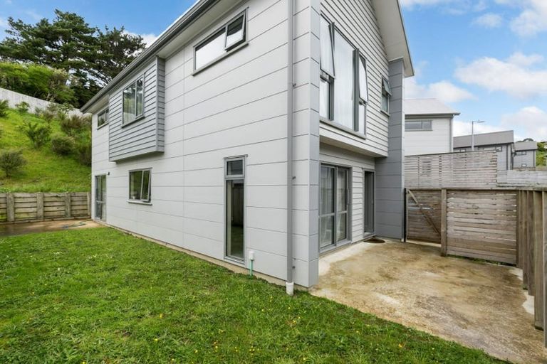 Photo of property in 10 Brindle Way, Newlands, Wellington, 6037