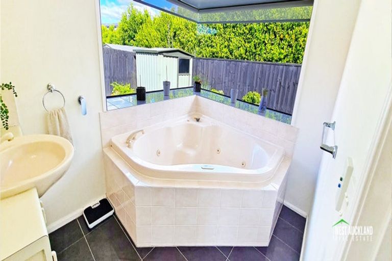 Photo of property in 19 Heversham Place, Glendene, Auckland, 0602