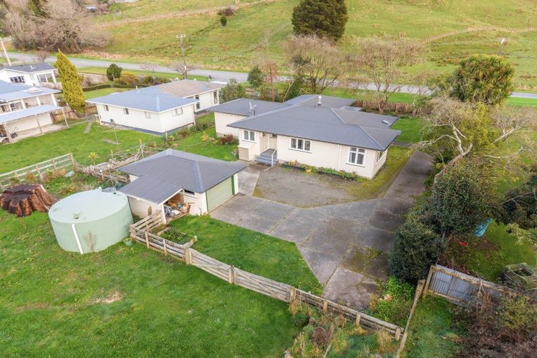 Photo of property in 36 Ongo Road, Hunterville, 4730