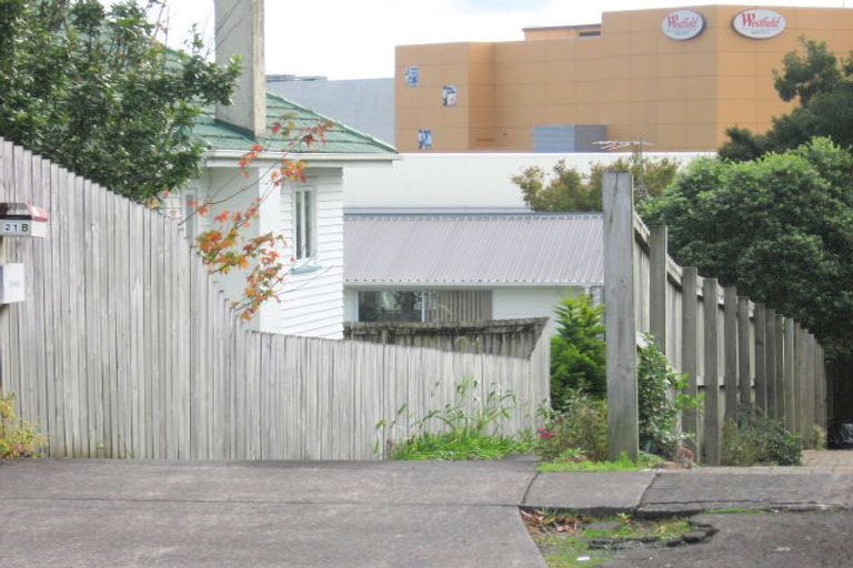 Photo of property in 21 Newington Road, Henderson, Auckland, 0612