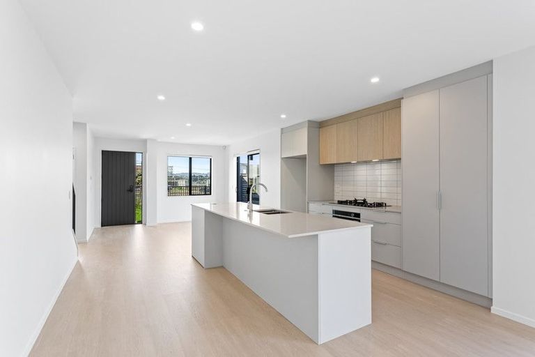 Photo of property in 32 Viridian Avenue, Rosehill, Papakura, 2113