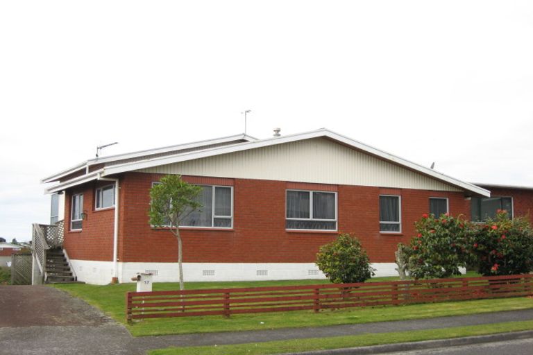 Photo of property in 17 Montana Place, Merrilands, New Plymouth, 4312