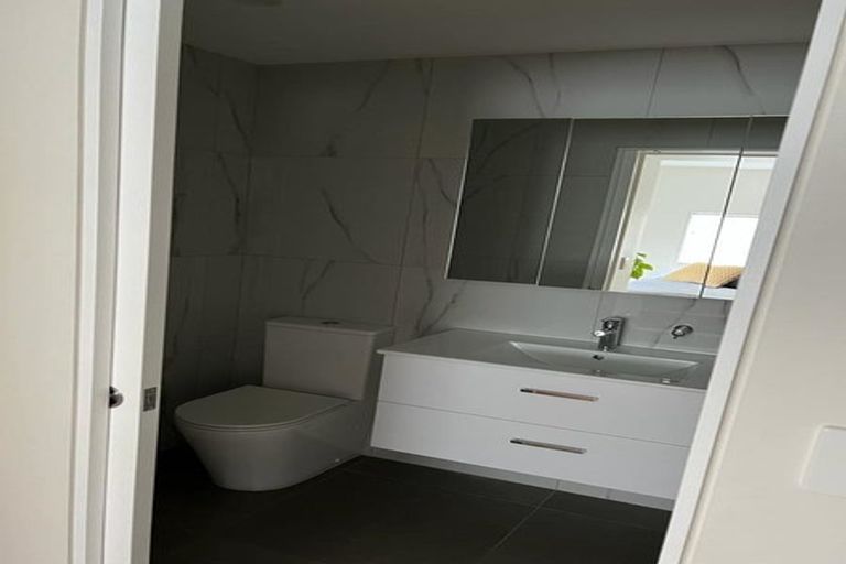 Photo of property in 11 Meadow Crescent, Te Atatu South, Auckland, 0602