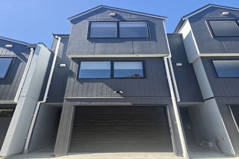 Photo of property in 2/11 Seymour Road, Sunnyvale, Auckland, 0612