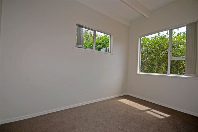 Photo of property in 2/2 Edwards Avenue, Henderson, Auckland, 0610