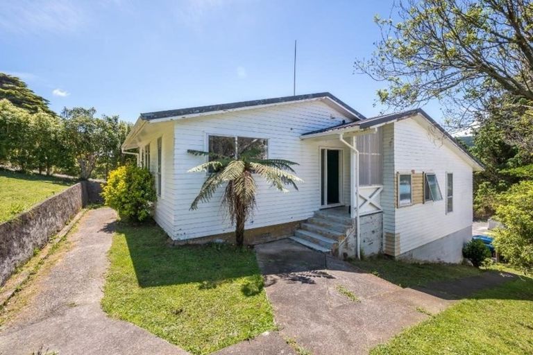 Photo of property in 61 Davidson Crescent, Tawa, Wellington, 5028