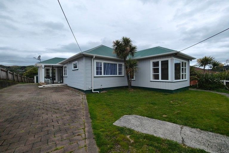 Photo of property in 9 Kereru Bend, Tawa, Wellington, 5028