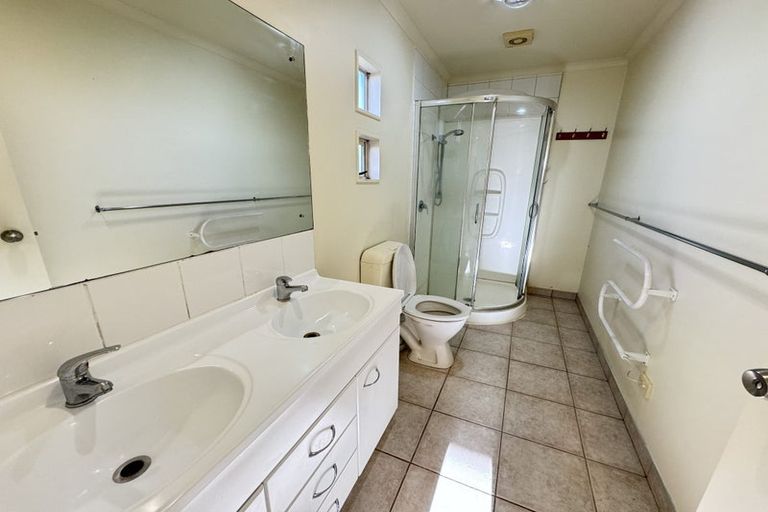 Photo of property in 4 Highgrove Lane, Totara Vale, Auckland, 0632