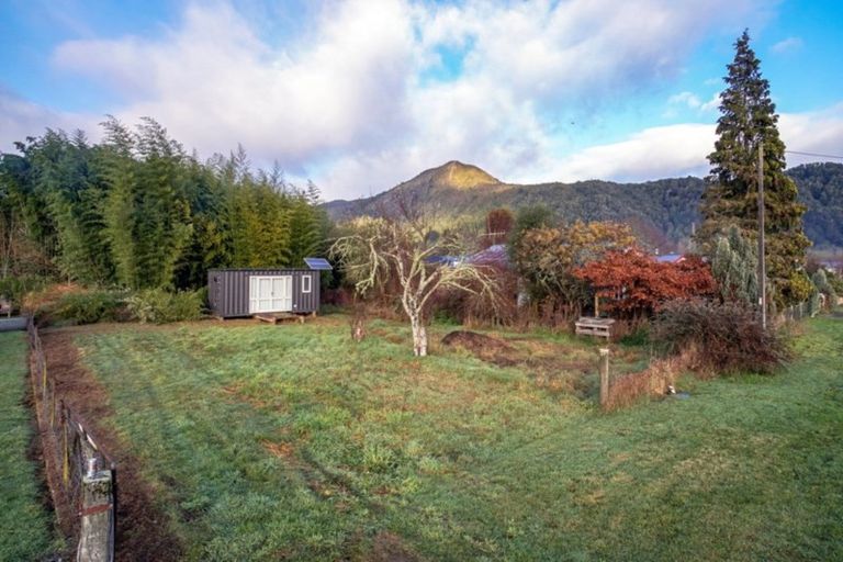 Photo of property in 10 Hampden Street, Murchison, 7007