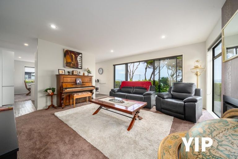 Photo of property in 14 Cromwell Point, Newlands, Wellington, 6037